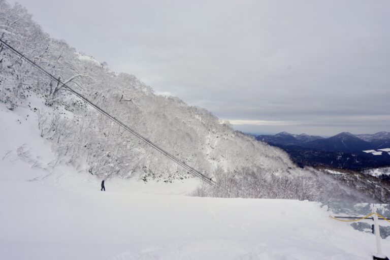 星野TOMAMU霧冰平台旁的滑雪道