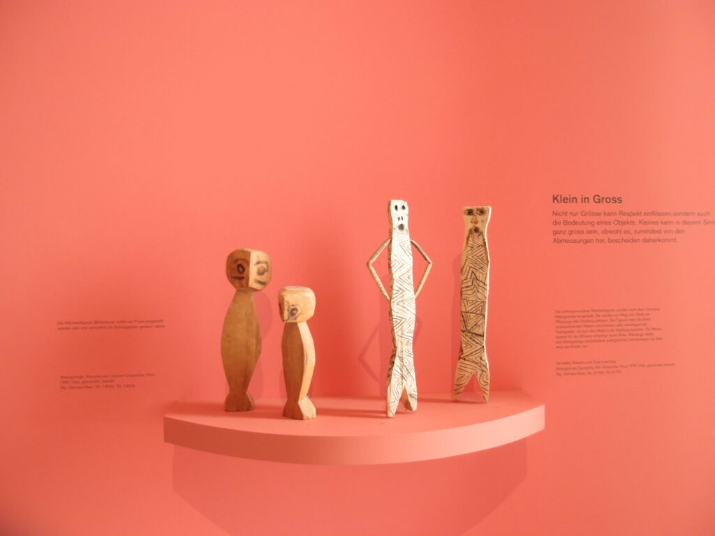 作品說明文字 用細緻線條文字呈現在作品旁 清楚傳達資訊 不干擾觀展體驗