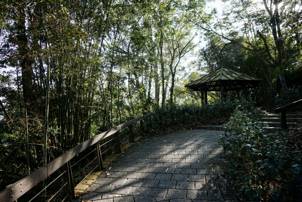 日月潭慈恩塔步道休憩涼亭