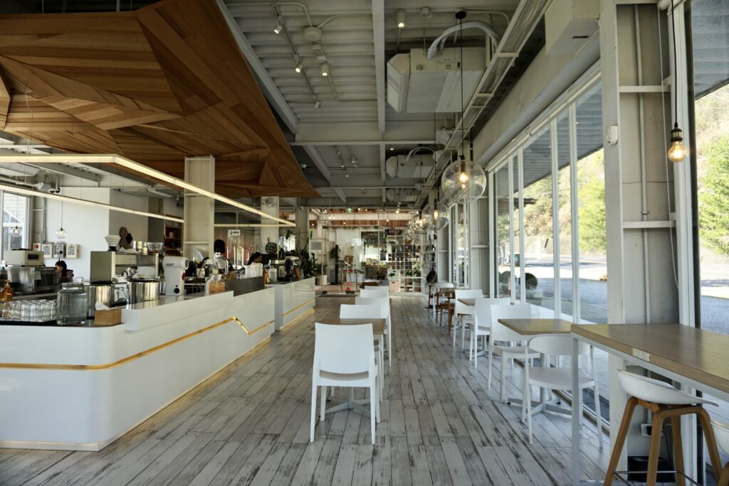 蠻荒咖啡吧台空間｜木質天花與開放式咖啡吧