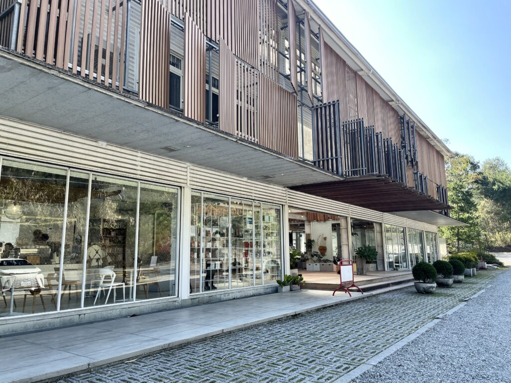 日月潭蠻荒咖啡外觀｜清水模與木格柵設計景觀咖啡廳