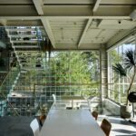 蠻荒咖啡樓梯視角｜室內與山景融合的咖啡廳