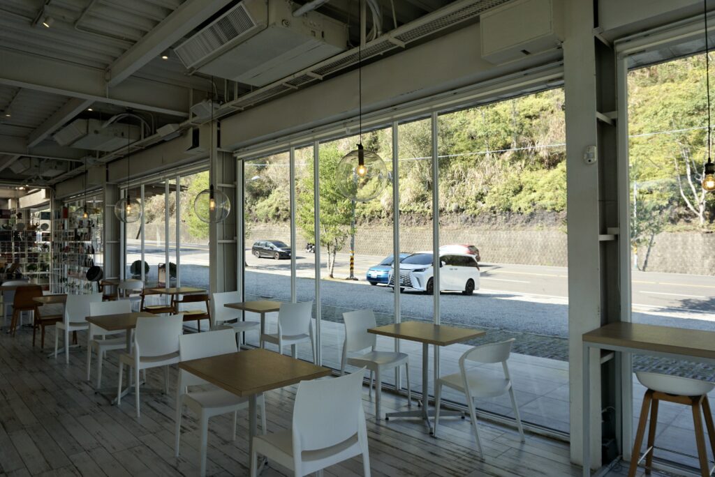 蠻荒咖啡臨停車場與馬路的座位