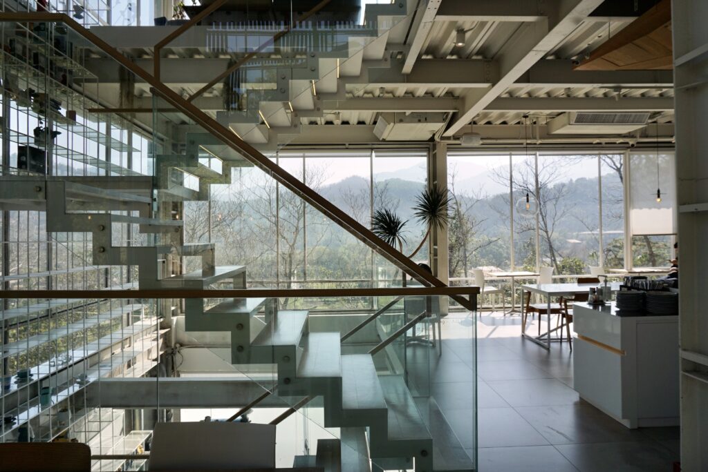 蠻荒咖啡一樓空間｜大片落地窗與自然光環境