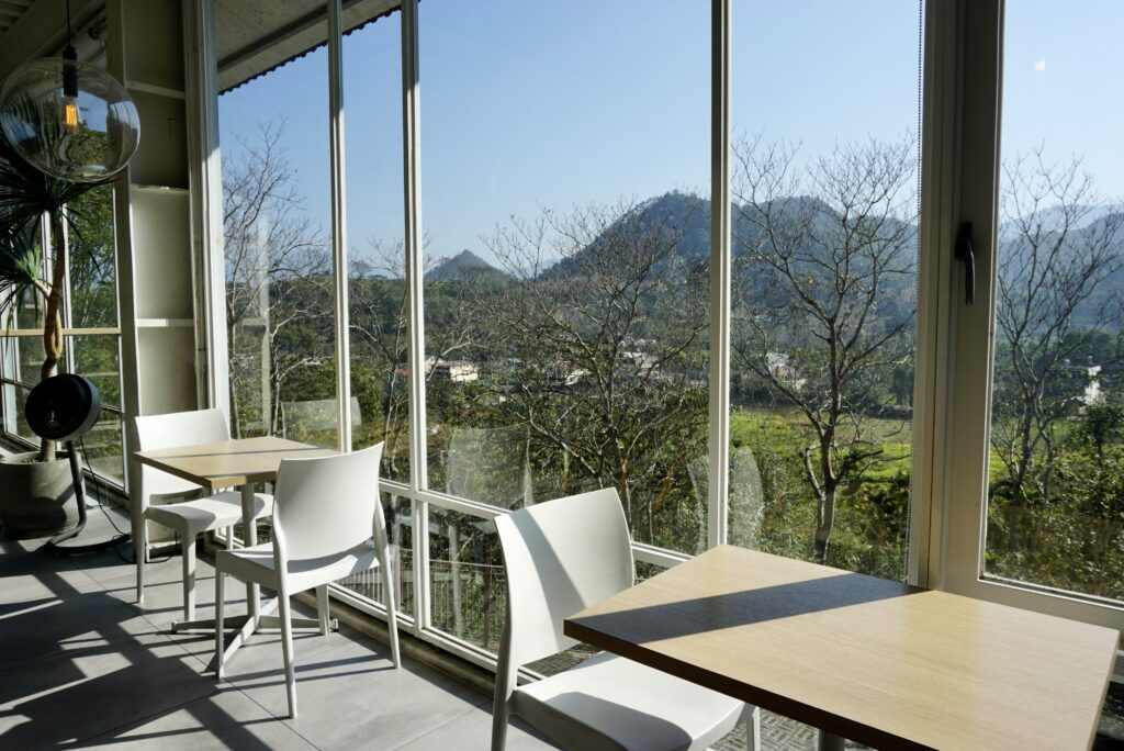 蠻荒咖啡窗邊座位｜自然光灑落的用餐空間