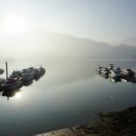 日月潭朝霧碼頭清晨湖面薄霧與停泊的遊艇景色