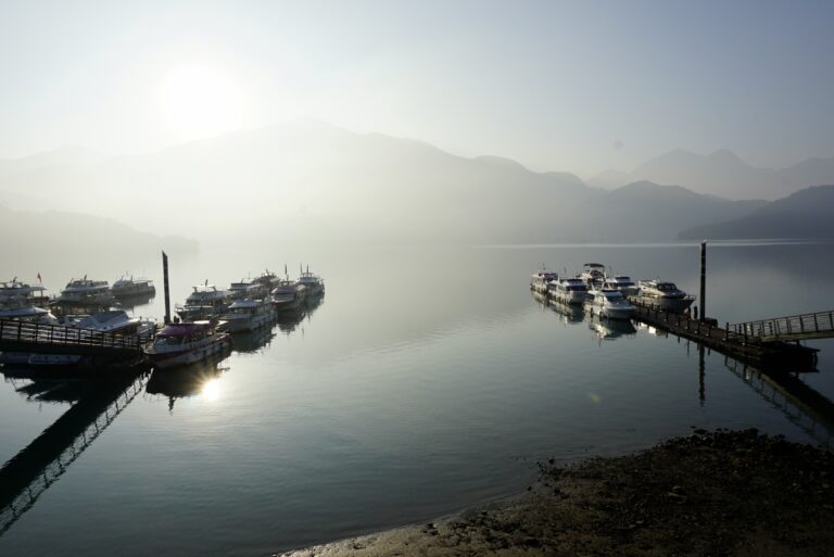 日月潭朝霧碼頭清晨湖面薄霧與停泊的遊艇景色