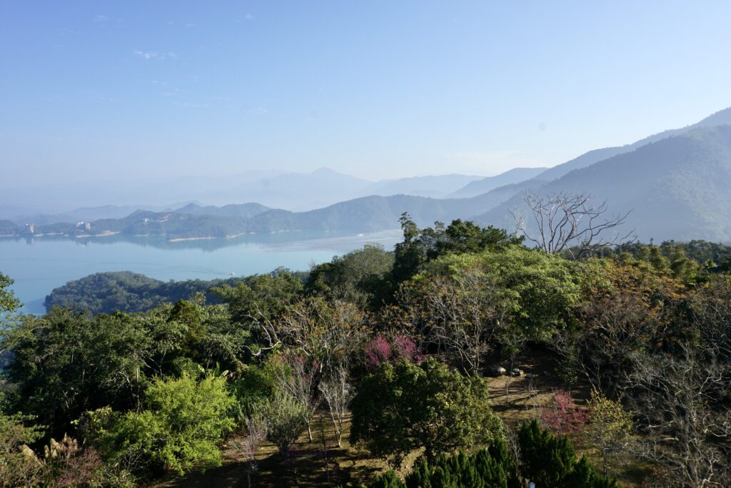 慈恩塔頂層俯瞰日月潭全景
