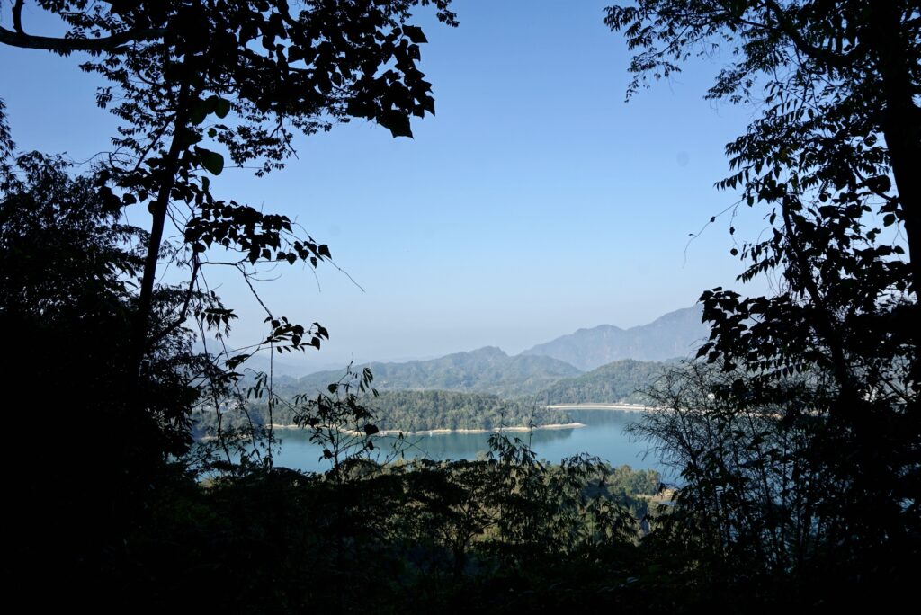 慈恩塔步道途中遠眺日月潭湖景