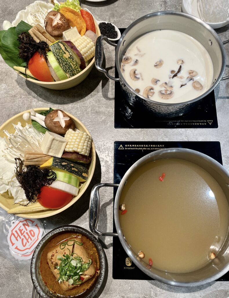 很秋鍋物湯底與菜盤|台中火鍋雙人套餐