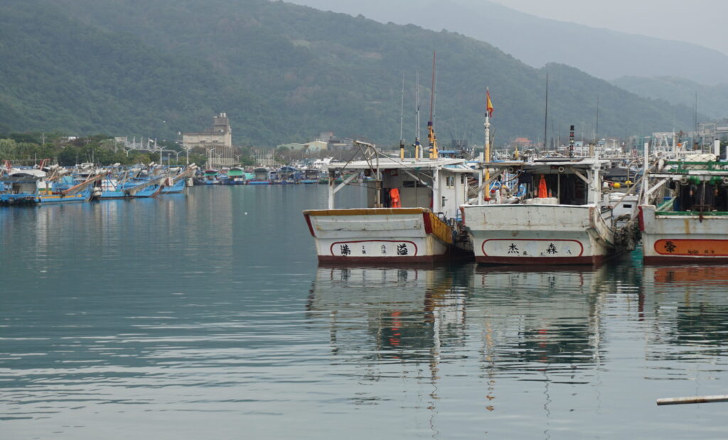 宜蘭烏石港漁港風景，遠眺蘭陽博物館與山海景觀