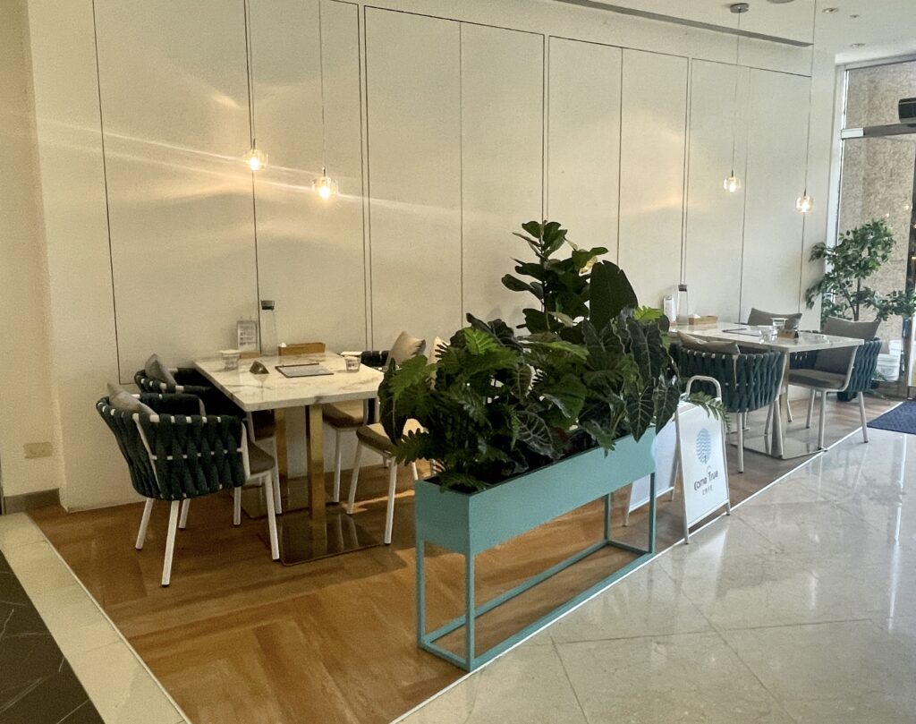 微風廣場成真咖啡 自然採光還有植物