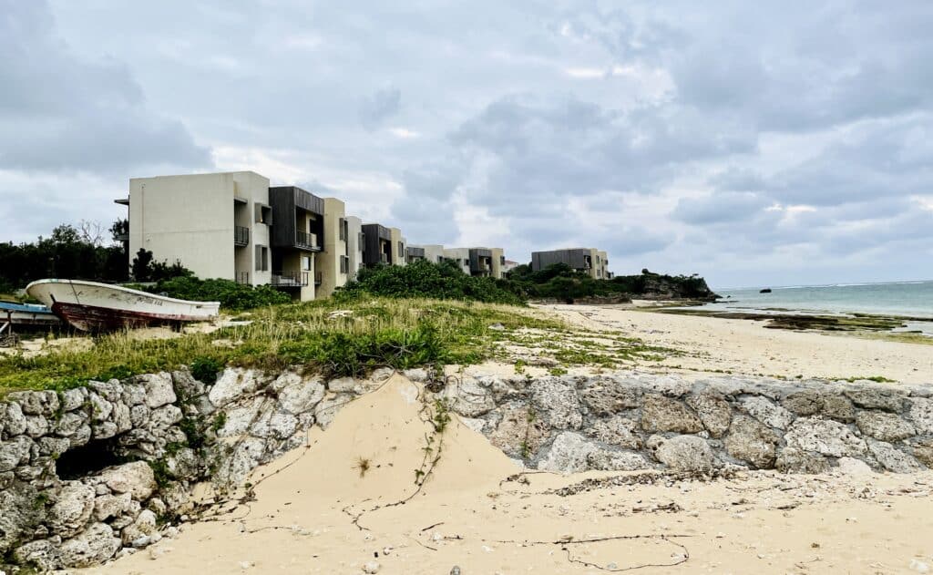 虹夕諾亞沖繩 海灘側拍客房建築與沙灘海景