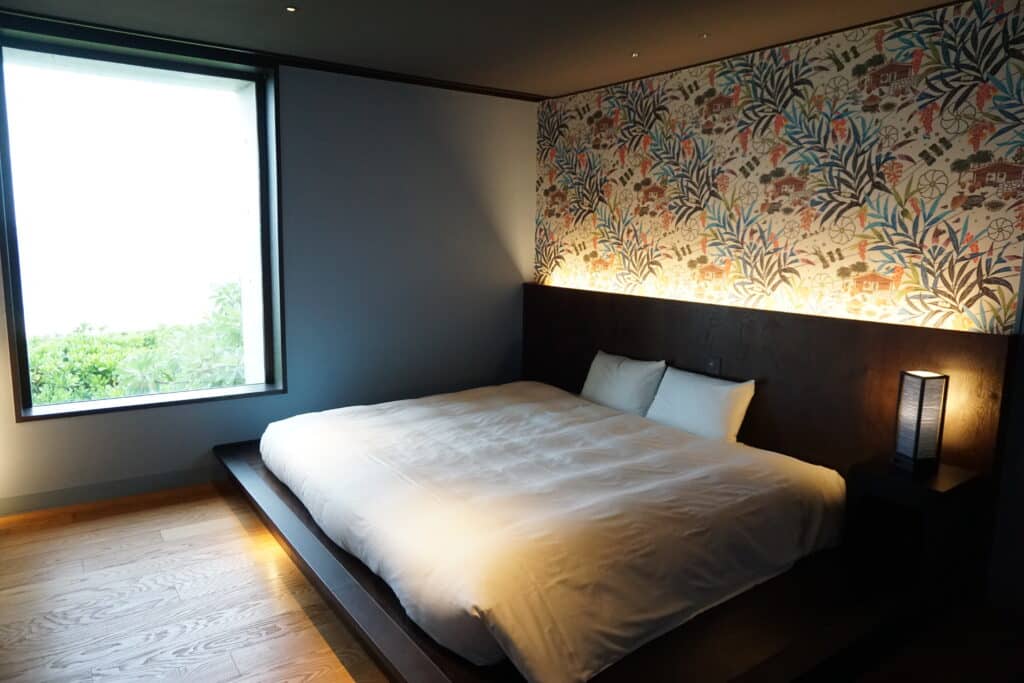 虹夕諾亞沖繩 臥室 琉球紅型染壁紙與木質地板