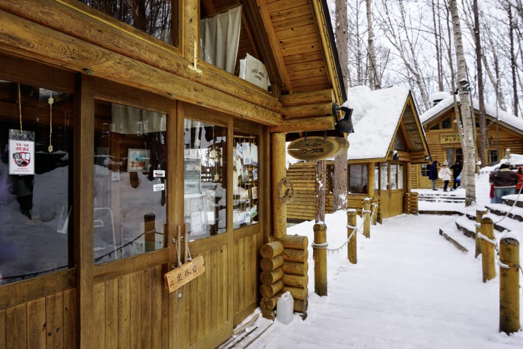 精靈露台 雪中小木屋森林景點