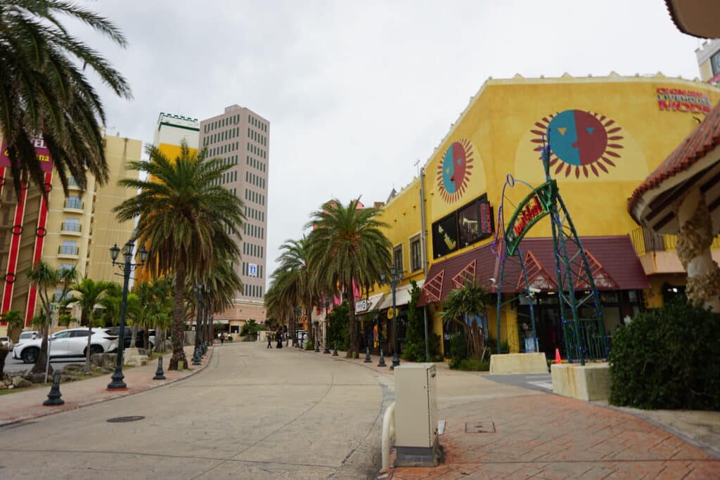 沖繩美國村街道 棕櫚樹與彩色美式建築