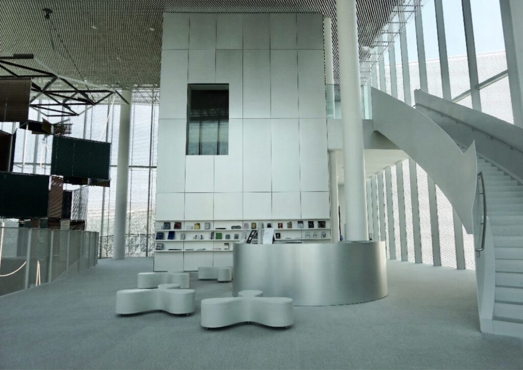 台中綠美圖－圖書館　有著名的花瓣椅