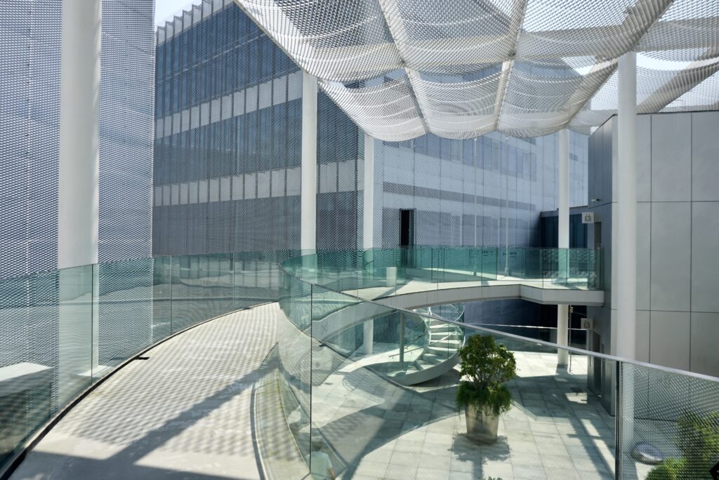 台中綠美圖文化之森 玻璃步道 擴張網光影 建築量體之間