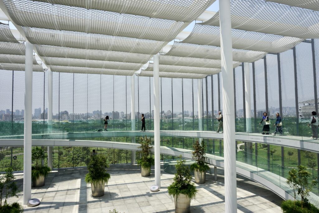 台中綠美圖文化之森 玻璃步道 擴張網光影 建築量體之間
