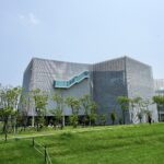 台中綠美圖建築外觀 中央公園草地 SANAA 銀白擴張網