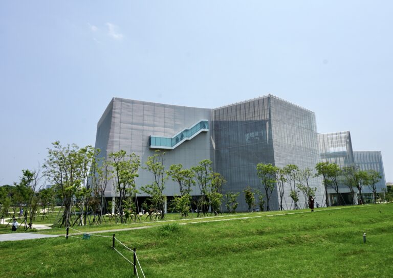 台中綠美圖建築外觀 中央公園草地 SANAA 銀白擴張網