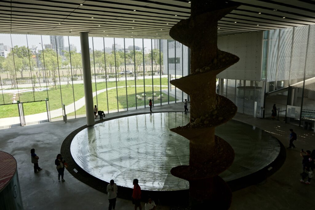 台中綠美圖大廳鏡面水池 螺旋雕塑裝置 俯瞰