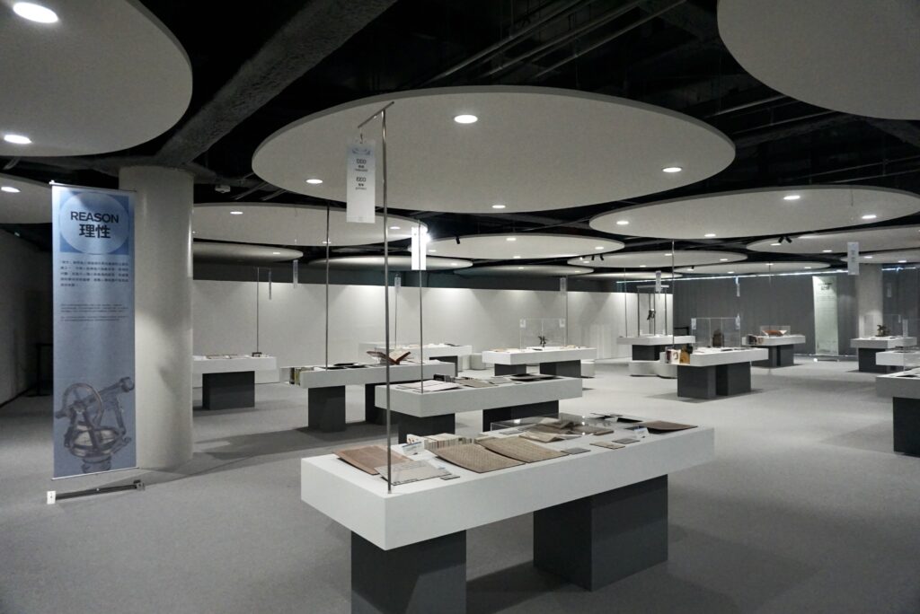 台中綠美圖 世界的索引展覽 理性展區 圓形天花板 展品陳列