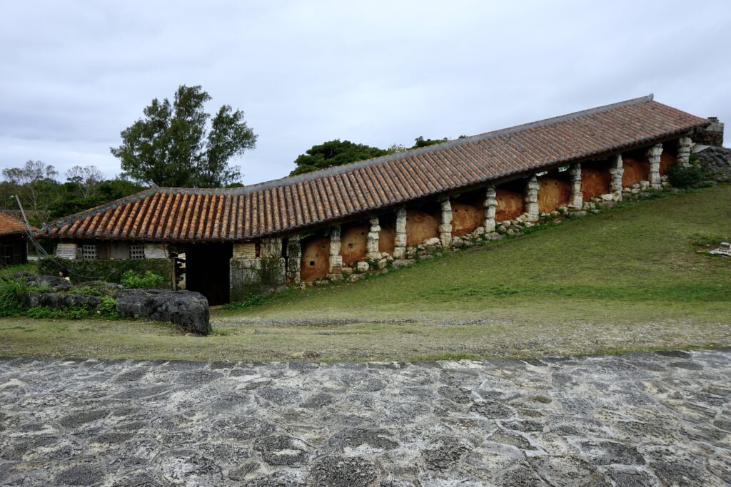 讀谷村陶器之里 共同窯登窯 紅瓦屋頂與石牆