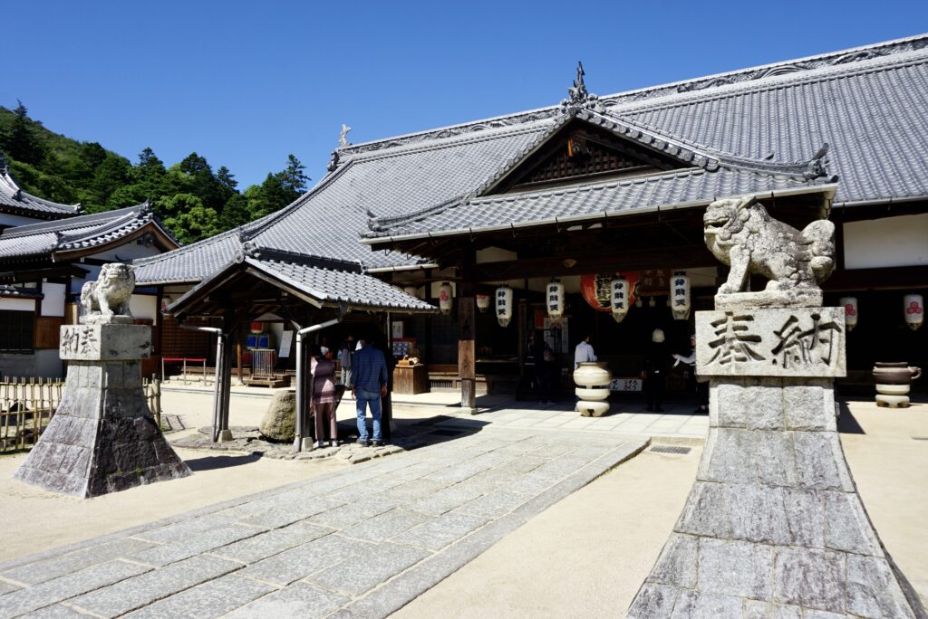 廣島宮島大願寺本堂與奉納狛犬石像辯財天紅燈籠