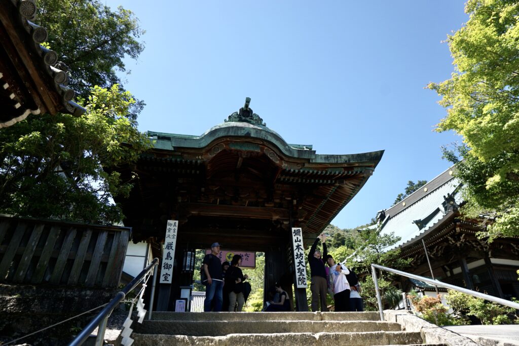 大聖院山門真言宗御室派嚴島御室銅瓦屋頂
