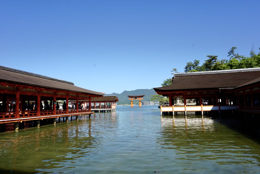 廣島嚴島神社朱紅迴廊架於海上兩側社殿間遠望大鳥居
