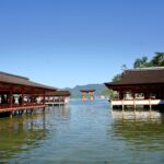 廣島嚴島神社朱紅迴廊架於海上兩側社殿間遠望大鳥居