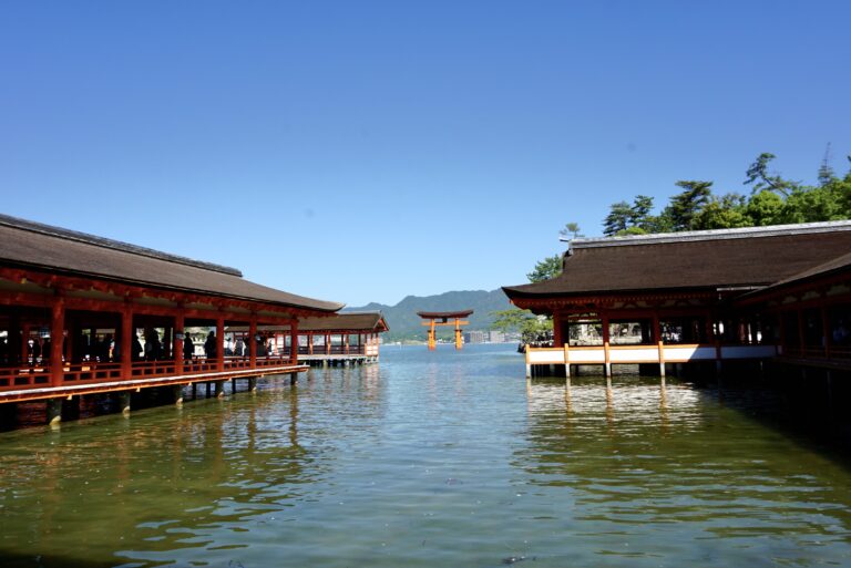 廣島嚴島神社朱紅迴廊架於海上兩側社殿間遠望大鳥居