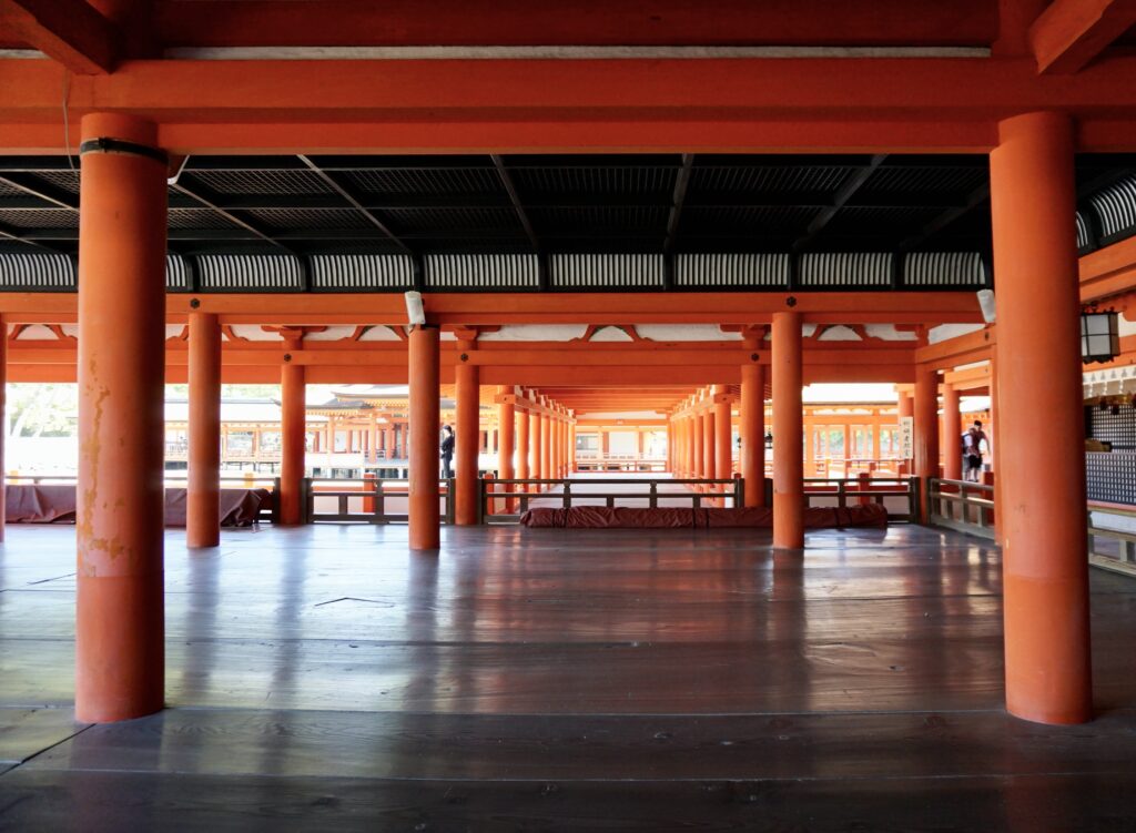 廣島嚴島神社迴廊內部朱紅列柱與木地板