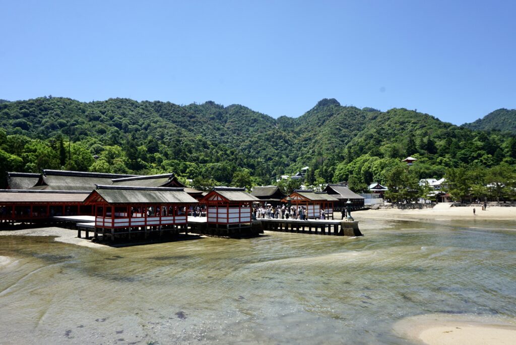 廣島嚴島神社退潮露出灘地社殿群架 於木樁上背景彌山