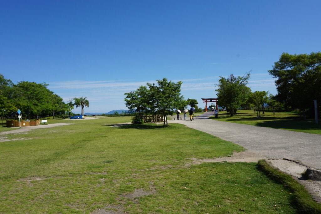 廣島宮島SA皮克敏露台戶外草地與遠方紅色鳥居藍天景色