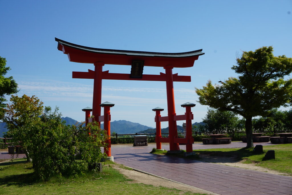 廣島宮島SA展望台紅色鳥居交通安全匾額與遠山景色