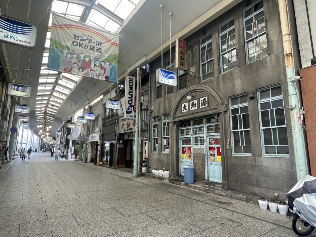 尾道本通商店街拱頂老街與大和湯建築