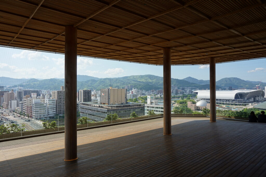 廣島紙鶴塔屋上木構展望台俯瞰市區