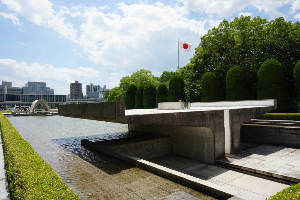 廣島和平紀念公園慰靈碑與和平之火水池倒影