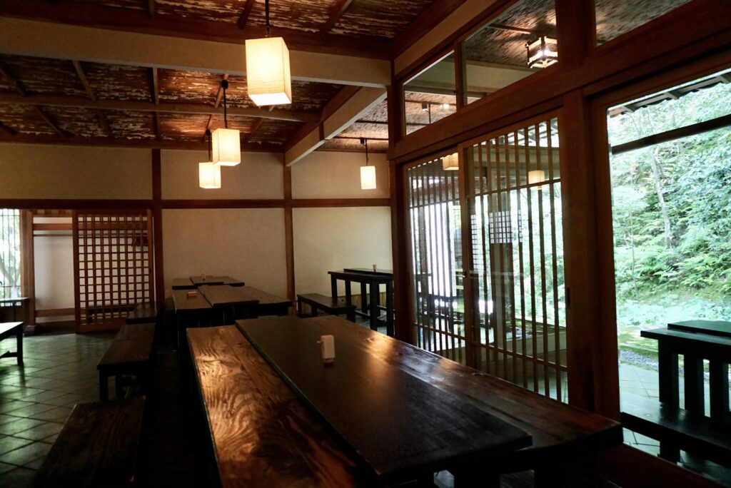 廣島神勝寺五觀堂　木質長桌與紙燈窗外綠意的用餐空間
