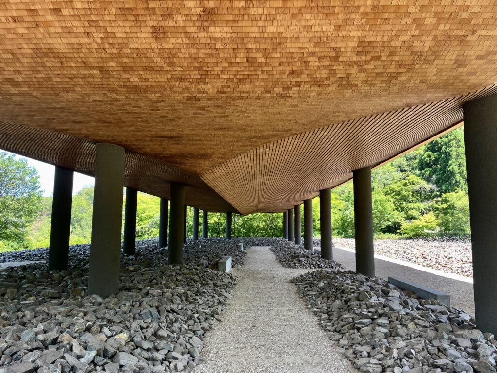 廣島神勝寺洸庭底部　木瓦曲面天花與石海列柱動線