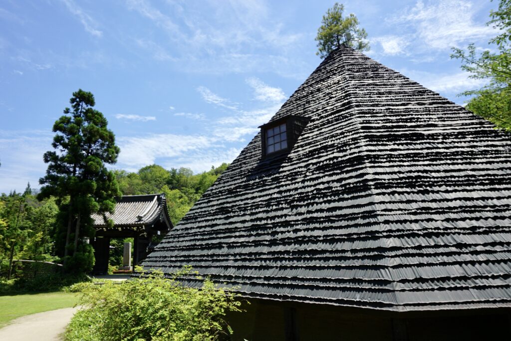 廣島神勝寺松堂　藤森照信設計手工銅板尖頂與屋頂赤松
