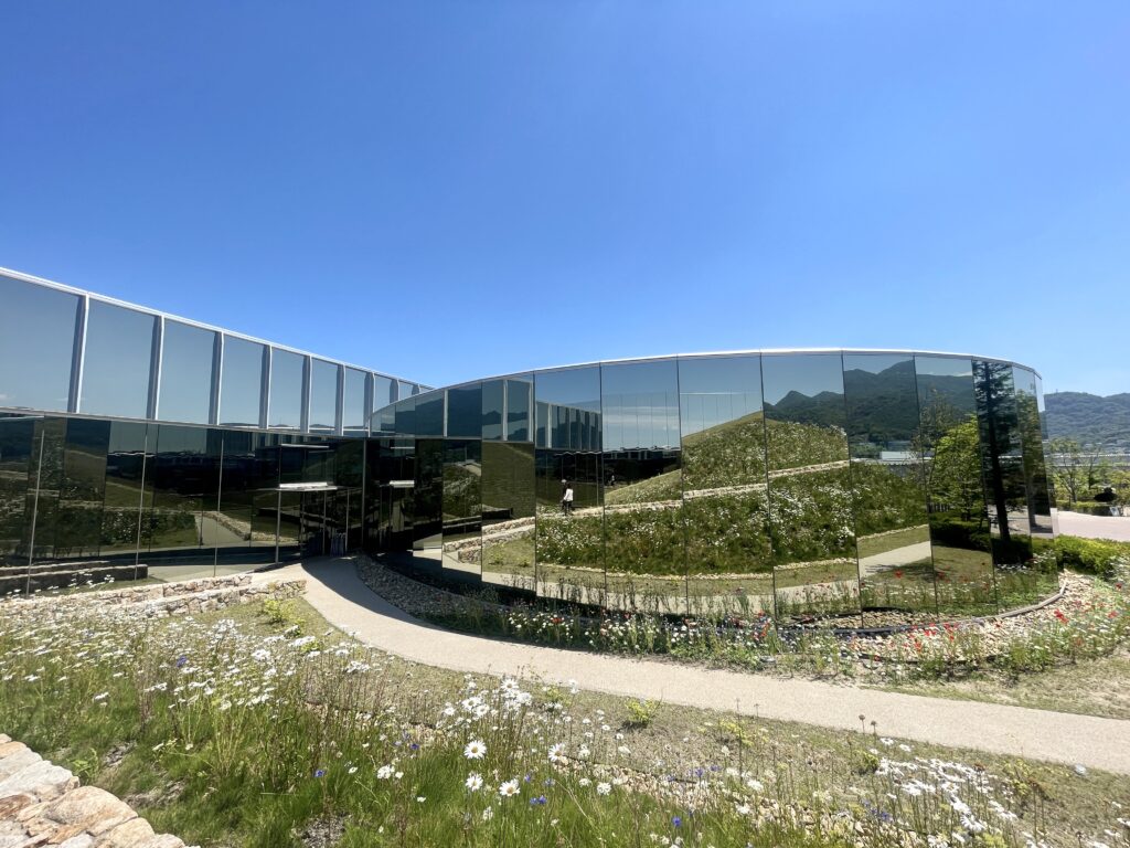 廣島下瀨美術館圓形鏡面建築與庭園雕塑草坪