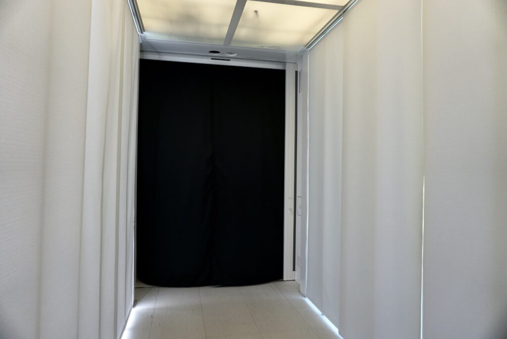 廣島下瀨美術館可動展示室入口黑色簾幕通道