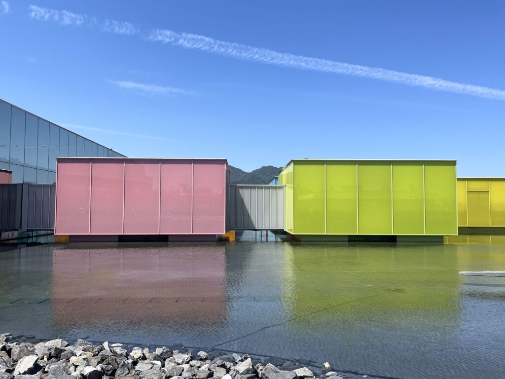 廣島下瀨美術館 水上彩色漂浮展廳