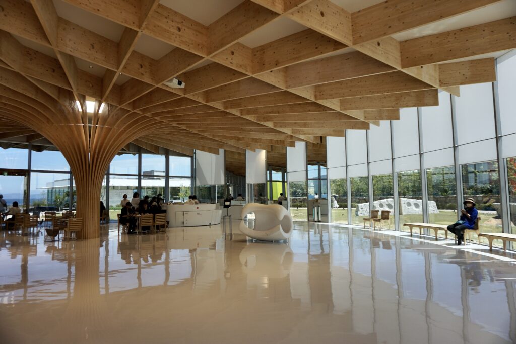 廣島下瀨美術館入口大廳坂茂檜木樹狀木柱與咖啡座