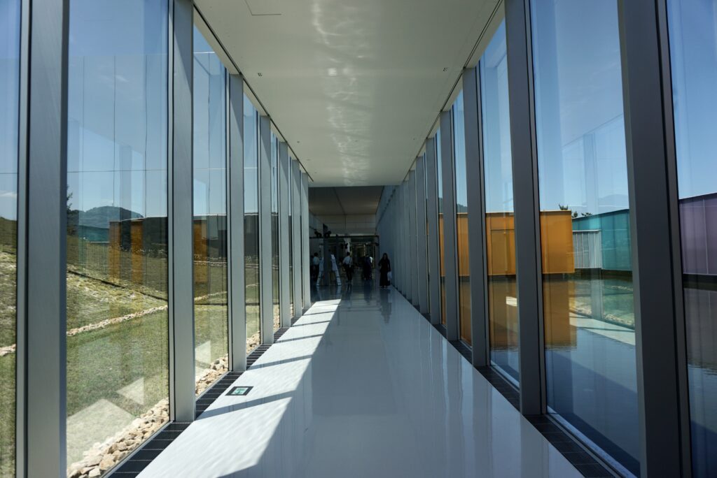 廣島下瀨美術館 入口大廳往彩色漂浮展廳的廊道