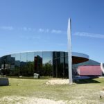 廣島下瀨美術館圓形鏡面建築與庭園雕塑草坪