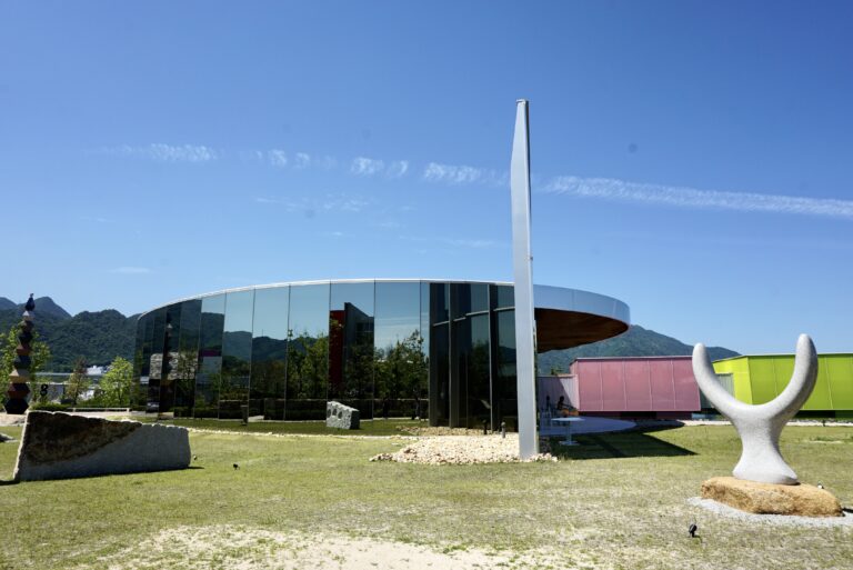 廣島下瀨美術館圓形鏡面建築與庭園雕塑草坪